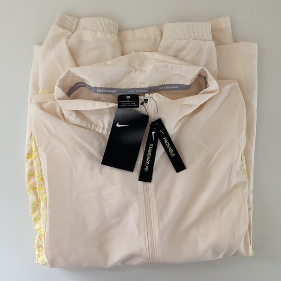 New Nike Women's Icon Clash Running Jacket - Picture 8 of 8